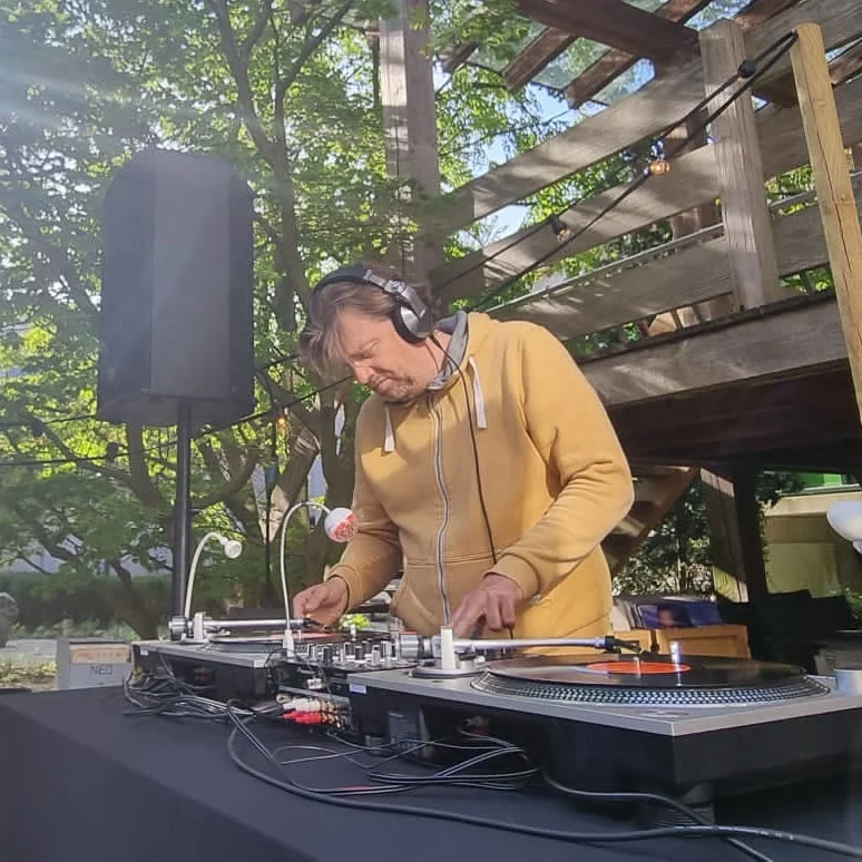 DJ Remment achter de platenspelers